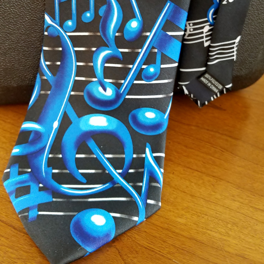 Danggi Man Music Notes Tie